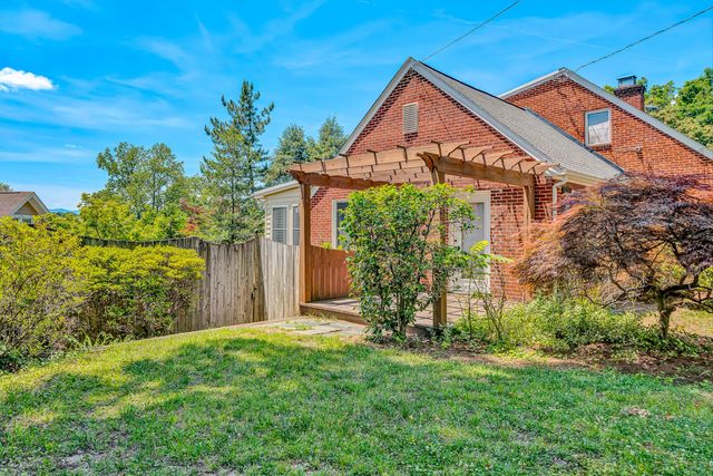 2225 Yellow Mountain RD SE, Roanoke, VA 24014