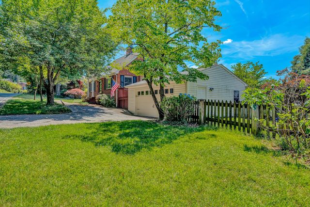 2225 Yellow Mountain RD SE, Roanoke, VA 24014