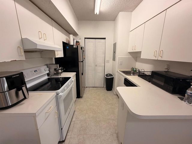 3271 Sabal Palm Manor 106, Hollywood, FL 33024