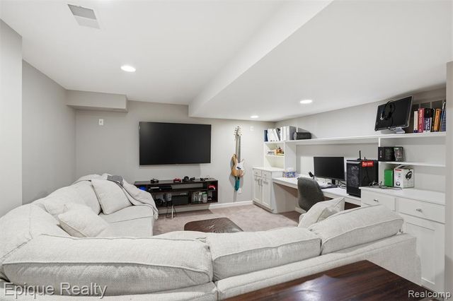 2442 Moors Court, Ann Arbor, MI 48108
