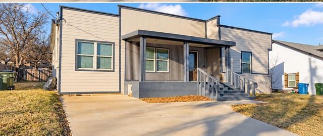 1207 E Russell Avenue, Carrollton, TX 75006