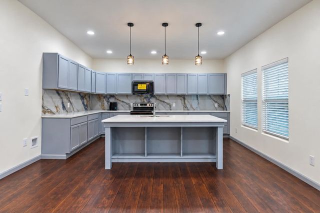 1207 E Russell Avenue, Carrollton, TX 75006