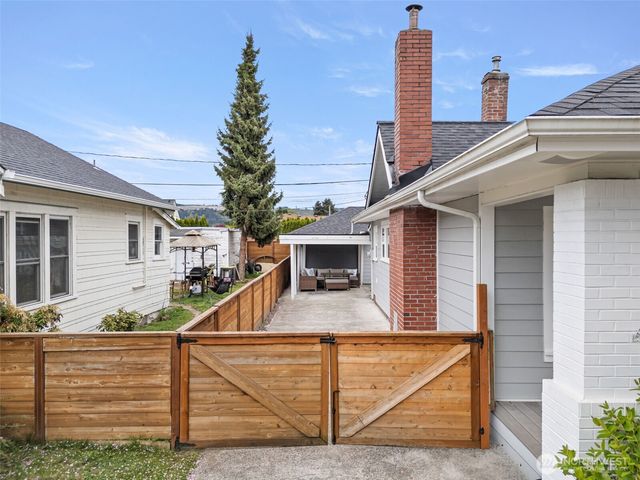 809 Sumner Avenue, Sumner, WA 98390