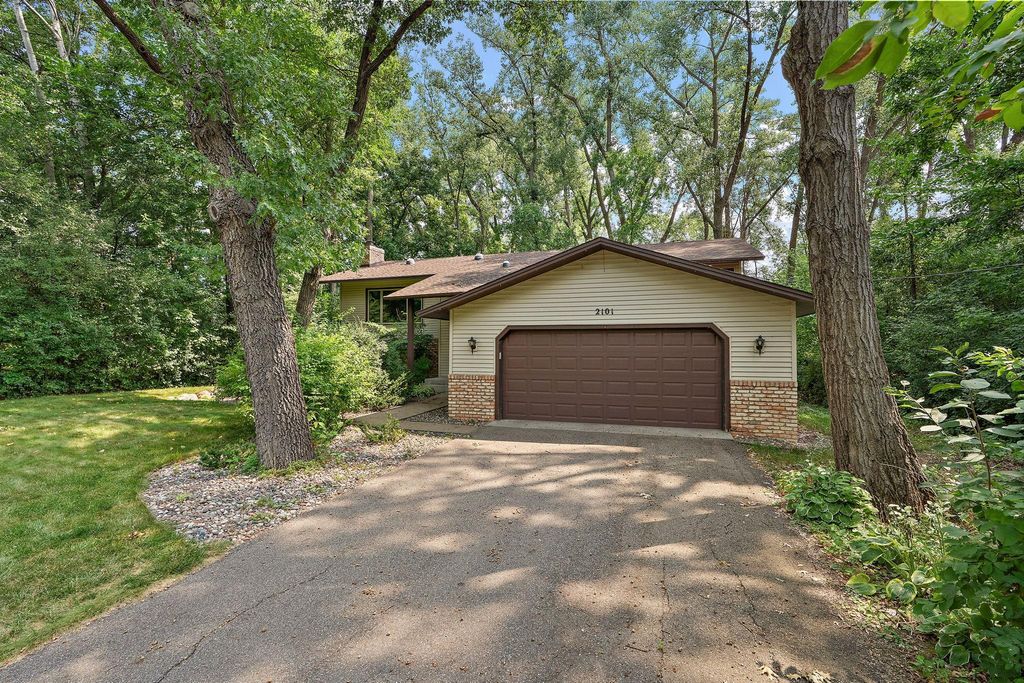2101 Sheridan Hills Road, Minnetonka, MN 55391