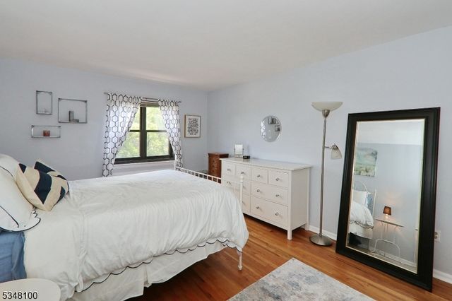 37 SANDRA CIRCLE, Westfield Town, NJ 07090