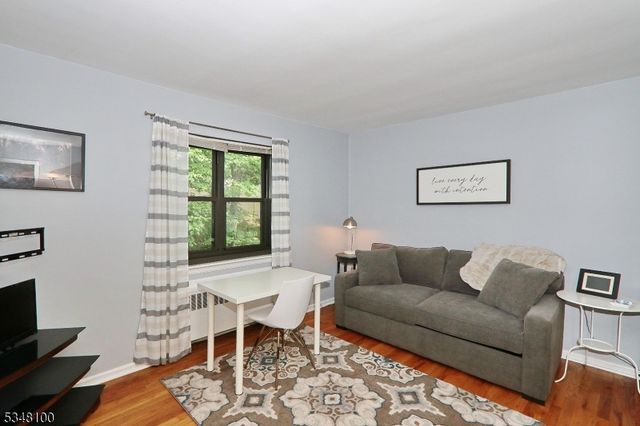 37 SANDRA CIRCLE, Westfield Town, NJ 07090