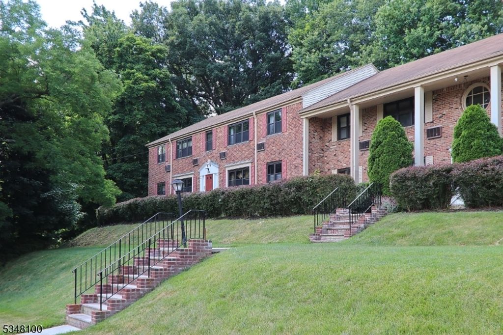 37 SANDRA CIRCLE, Westfield Town, NJ 07090