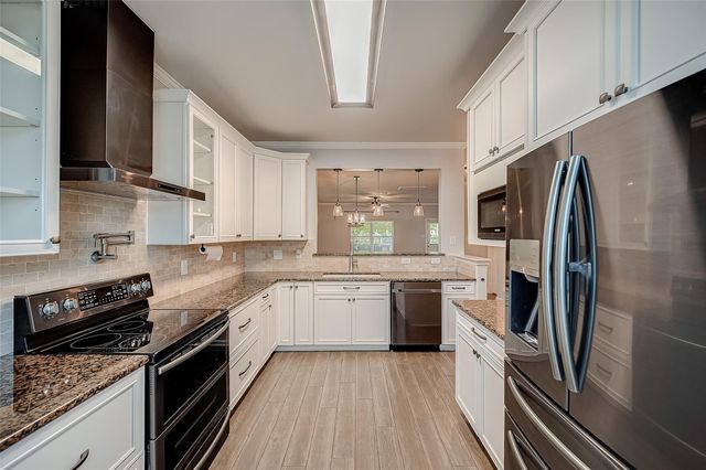 346 Apache Field Lane, La Marque, TX 77568