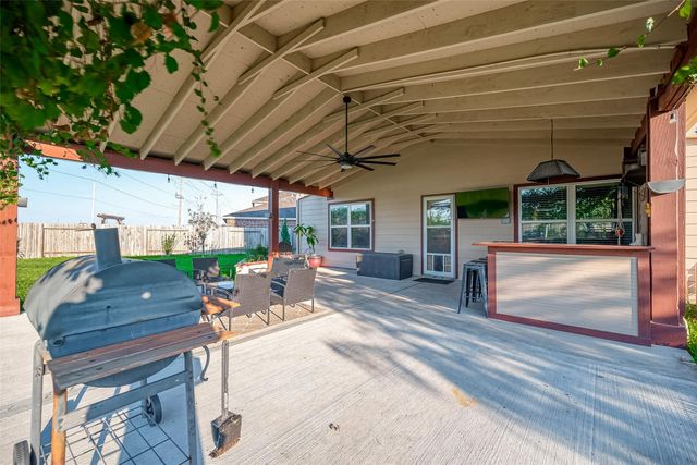 346 Apache Field Lane, La Marque, TX 77568