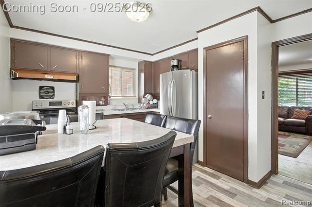 20811 Crestmont Lane, Dearborn Heights, MI 48127
