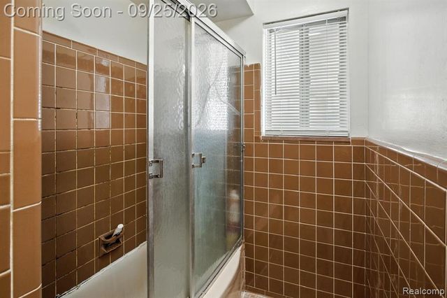 20811 Crestmont Lane, Dearborn Heights, MI 48127