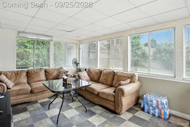 20811 Crestmont Lane, Dearborn Heights, MI 48127