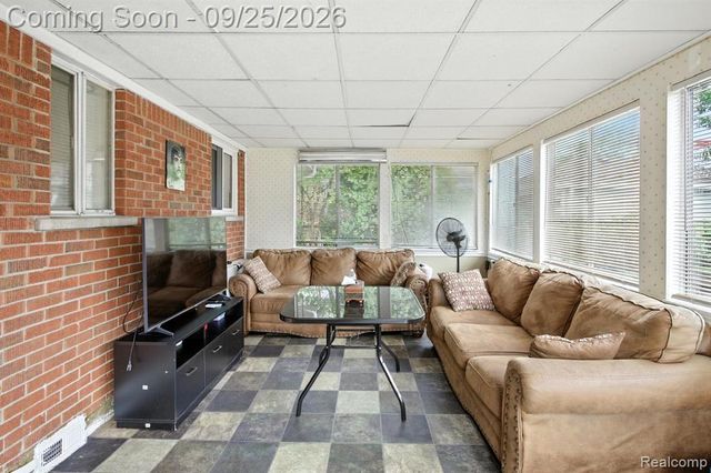 20811 Crestmont Lane, Dearborn Heights, MI 48127