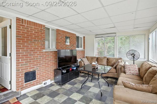 20811 Crestmont Lane, Dearborn Heights, MI 48127