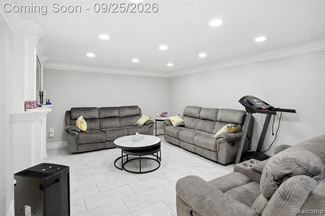 20811 Crestmont Lane, Dearborn Heights, MI 48127