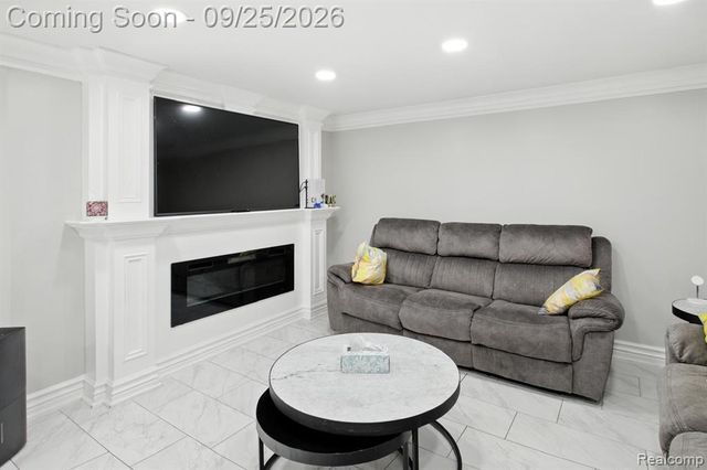 20811 Crestmont Lane, Dearborn Heights, MI 48127