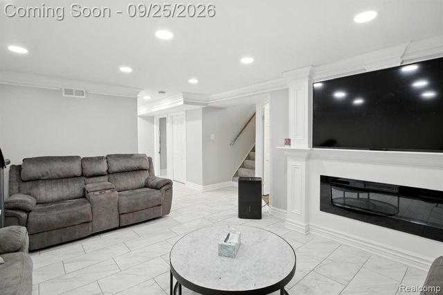 20811 Crestmont Lane, Dearborn Heights, MI 48127