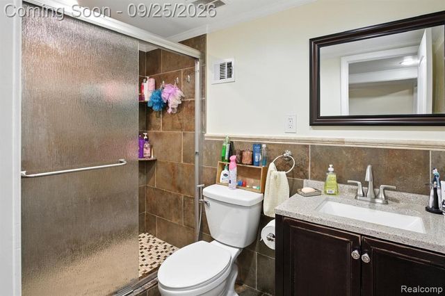 20811 Crestmont Lane, Dearborn Heights, MI 48127
