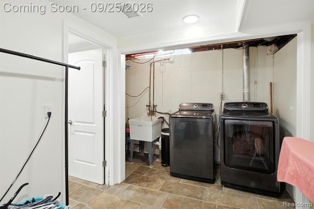 20811 Crestmont Lane, Dearborn Heights, MI 48127