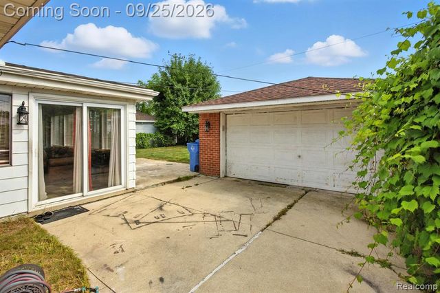 20811 Crestmont Lane, Dearborn Heights, MI 48127