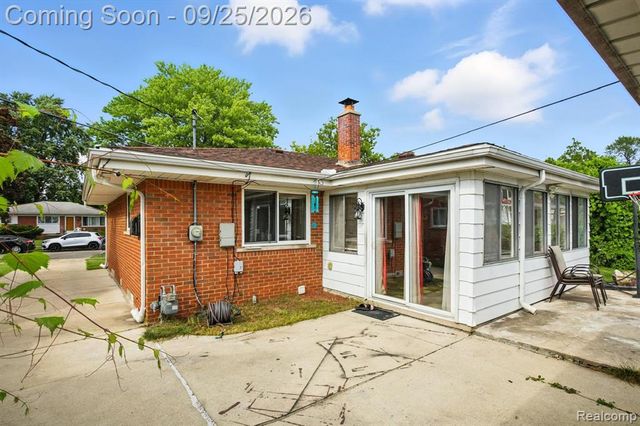 20811 Crestmont Lane, Dearborn Heights, MI 48127