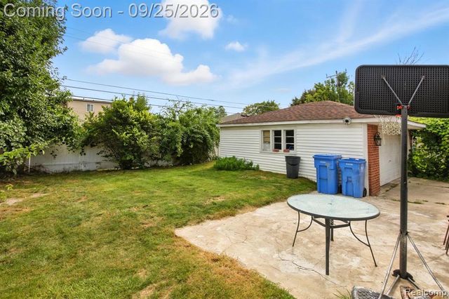 20811 Crestmont Lane, Dearborn Heights, MI 48127