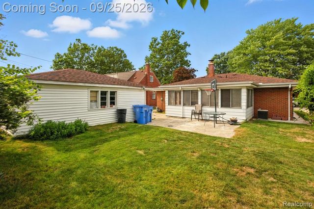 20811 Crestmont Lane, Dearborn Heights, MI 48127