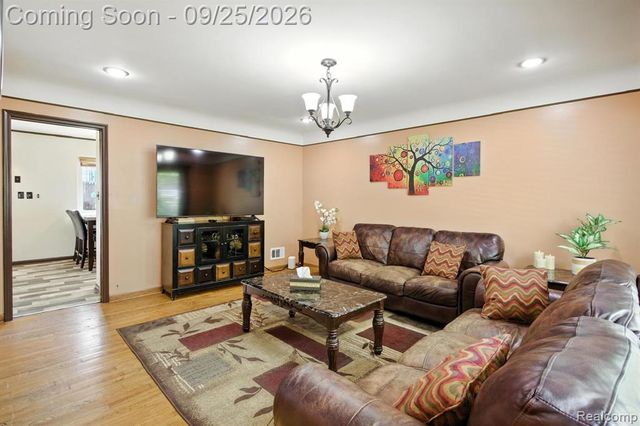 20811 Crestmont Lane, Dearborn Heights, MI 48127