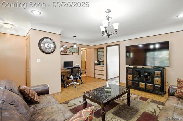 20811 Crestmont Lane, Dearborn Heights, MI 48127