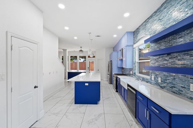2533 Green Oak Drive, Carrollton, TX 75010