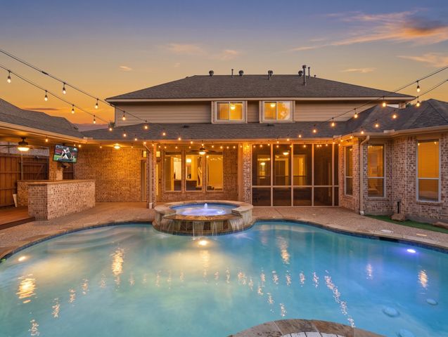 2533 Green Oak Drive, Carrollton, TX 75010