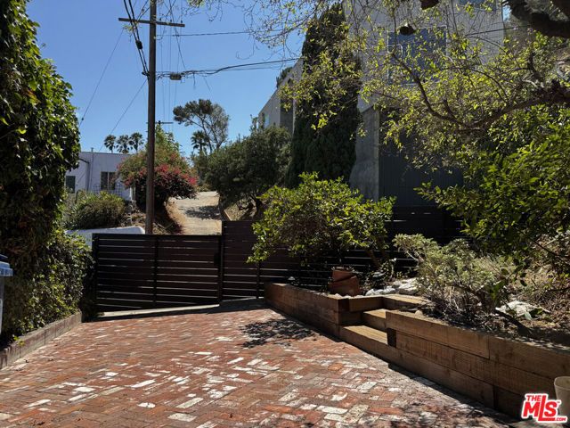 2257 Earl Street, Los Angeles, CA 90039