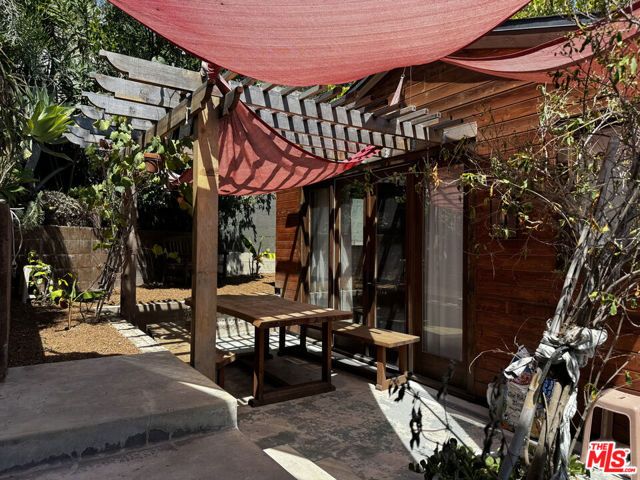 2257 Earl Street, Los Angeles, CA 90039