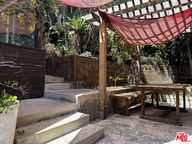 2257 Earl Street, Los Angeles, CA 90039