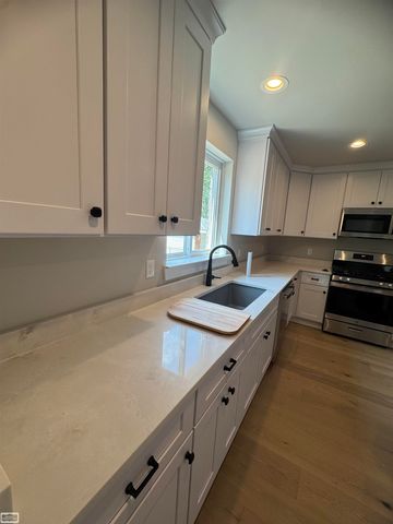 22704 Euclid Street, Saint Clair Shores, MI 48082