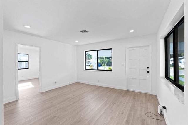 699 NE 40th Street, Oakland Park, FL 33334