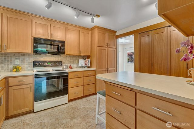 24913 11th Avenue S, Des Moines, WA 98198