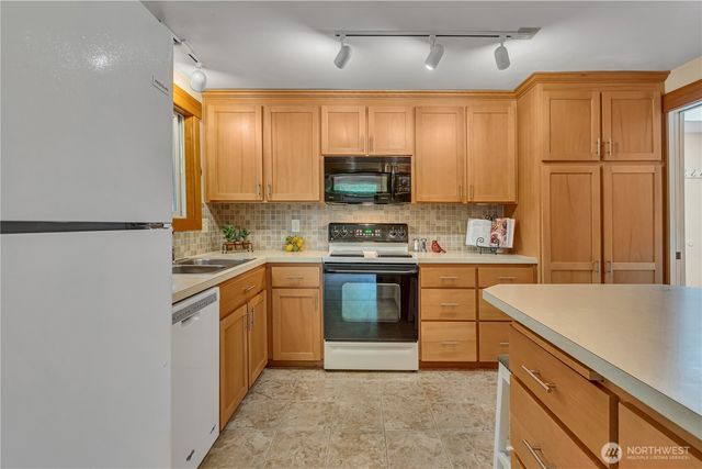 24913 11th Avenue S, Des Moines, WA 98198