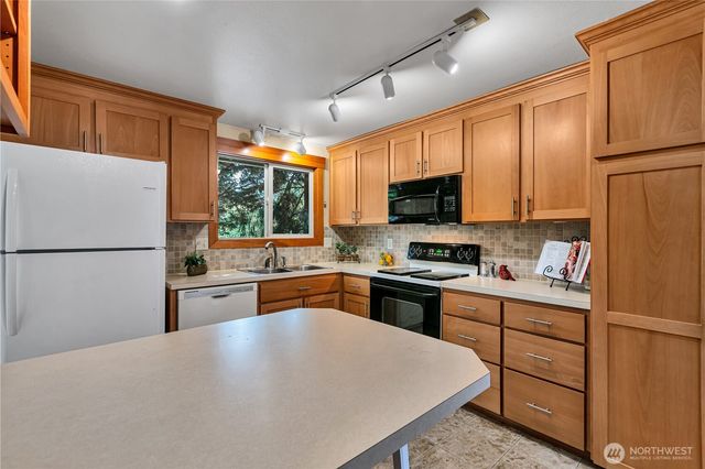 24913 11th Avenue S, Des Moines, WA 98198