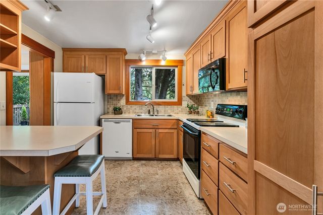24913 11th Avenue S, Des Moines, WA 98198