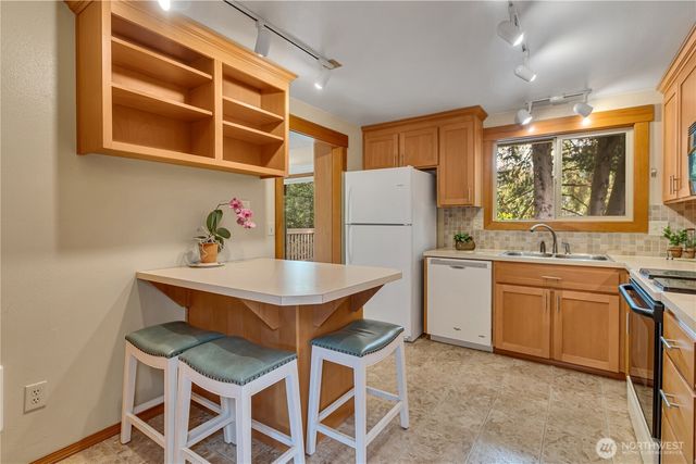 24913 11th Avenue S, Des Moines, WA 98198