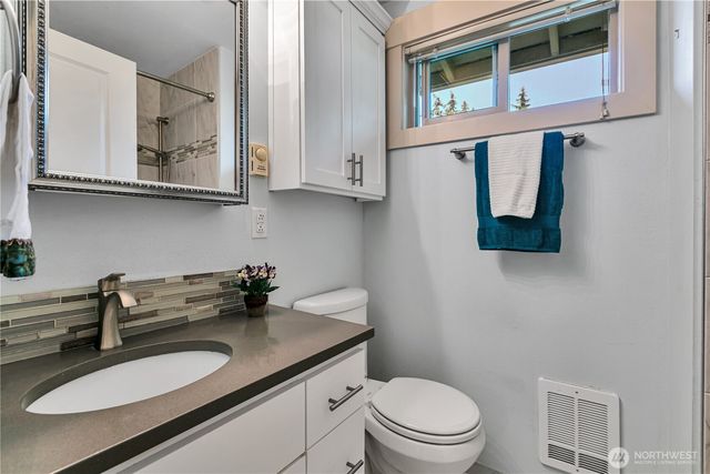 24913 11th Avenue S, Des Moines, WA 98198
