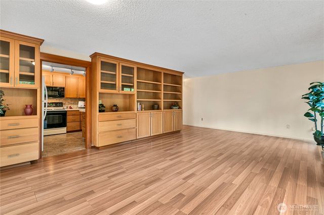 24913 11th Avenue S, Des Moines, WA 98198