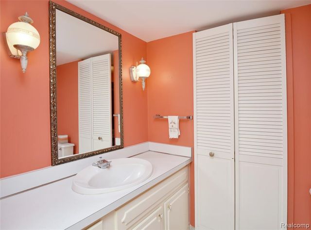 40740 Woodward Avenue 38, Bloomfield Hills, MI 48304