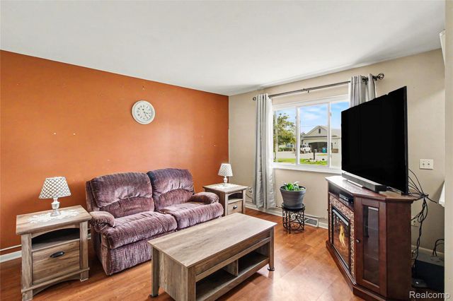 829 Holly Bush Drive, Holly Village, MI 48442