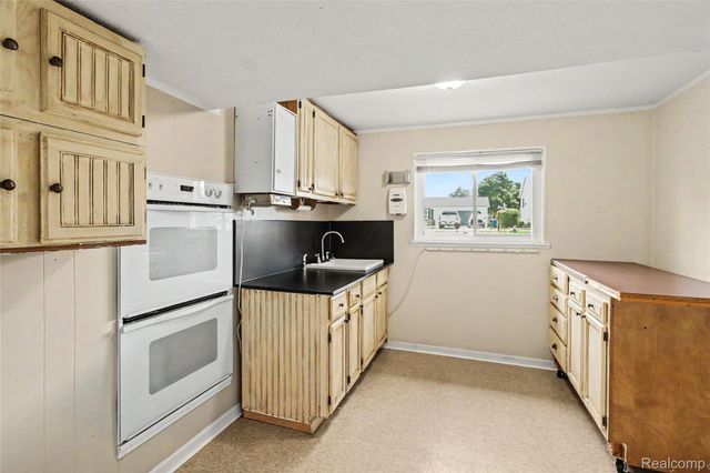 829 Holly Bush Drive, Holly Village, MI 48442