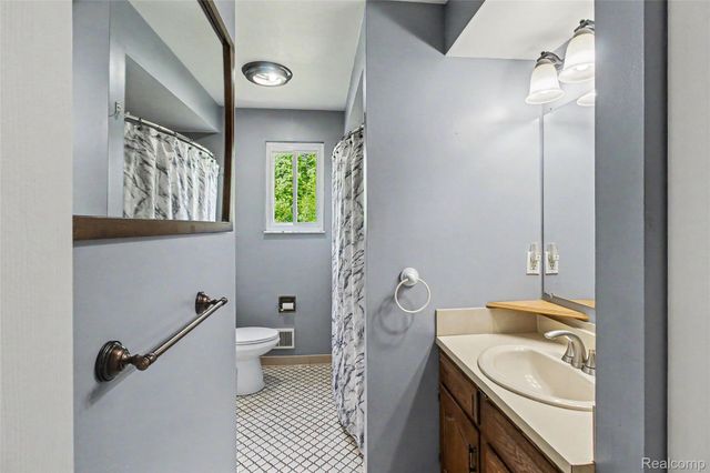 829 Holly Bush Drive, Holly Village, MI 48442