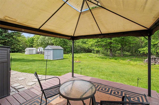 829 Holly Bush Drive, Holly Village, MI 48442