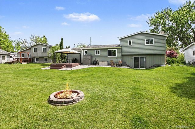 829 Holly Bush Drive, Holly Village, MI 48442