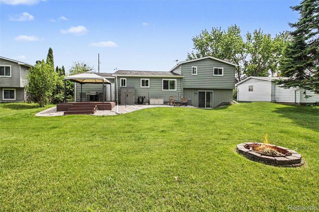 829 Holly Bush Drive, Holly Village, MI 48442
